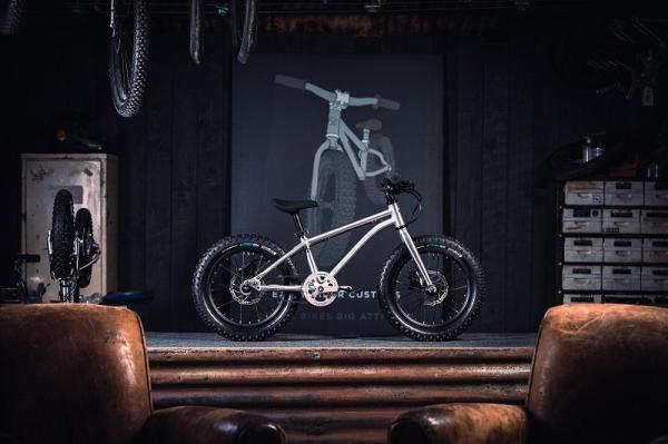 Seeker X16 Brushed Aluminium